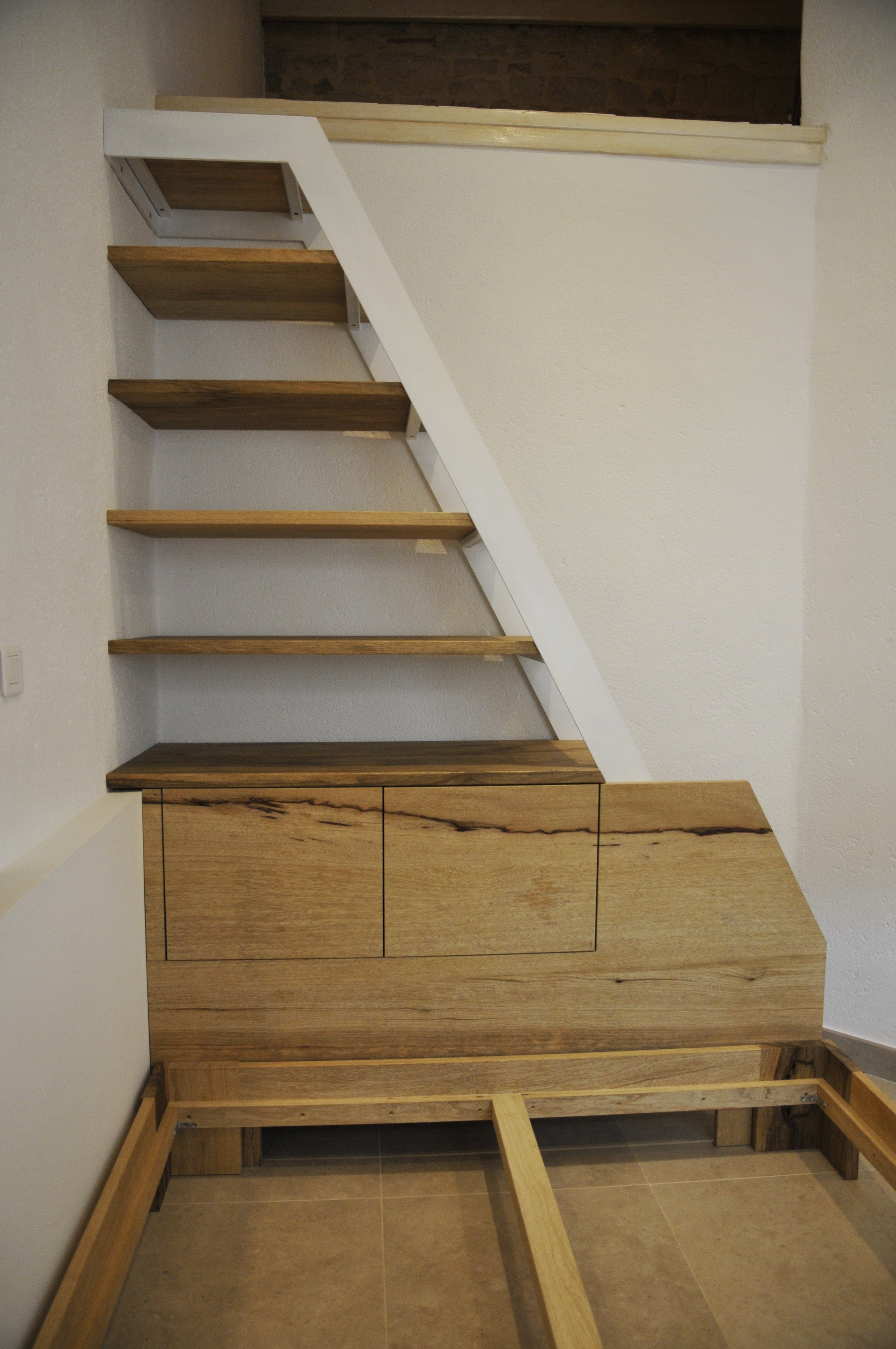 Étagère escalier en bois exotique